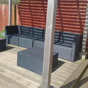 Cosy Garden Minimum Two Night Apartment Brighton